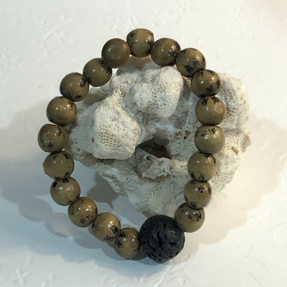 NWT Wooden bead Essential Oil bracelet - Picture 1 of 1